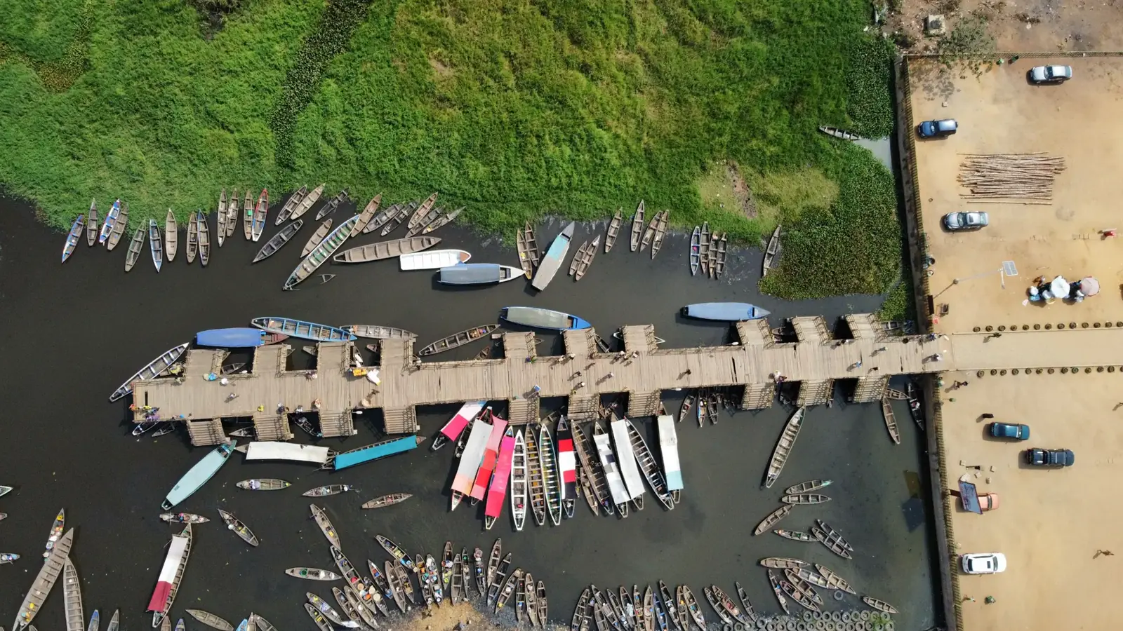 Vista aérea de las piraguas, viviendas y embarcaderos de Ganvié, en el lago Nokoué, Benín