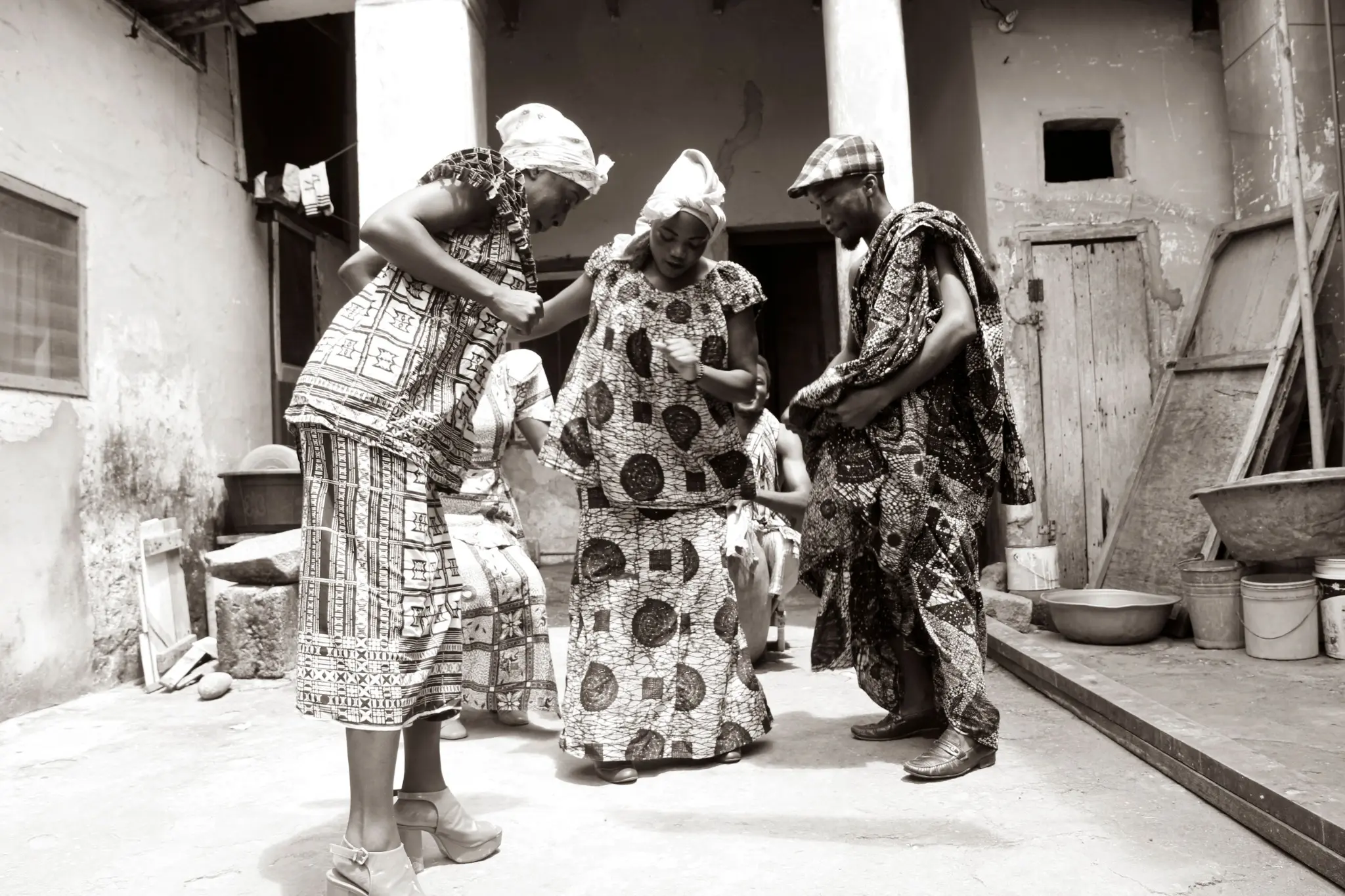 Mujeres participando en una celebración con vestimenta tradicional en Ghana