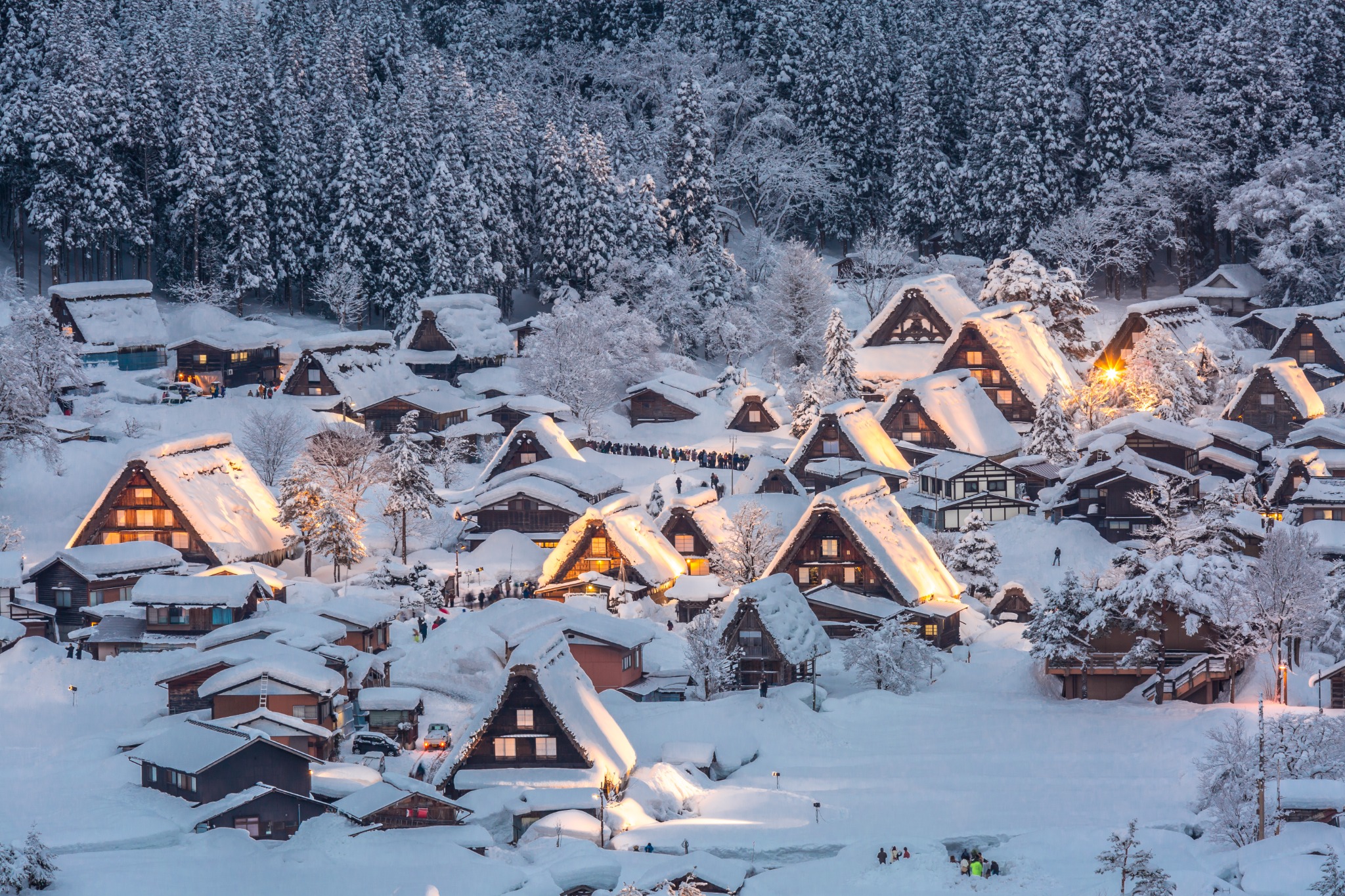Aldea histórica de Shirakawago nevada al anochecer, en los Alpes japoneses