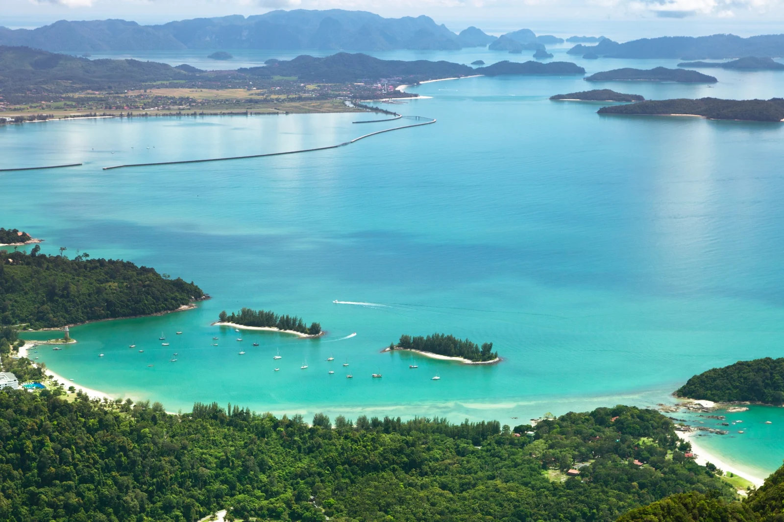 Vista aérea de la costa malaya con islas verdes, playas y aguas turquesas