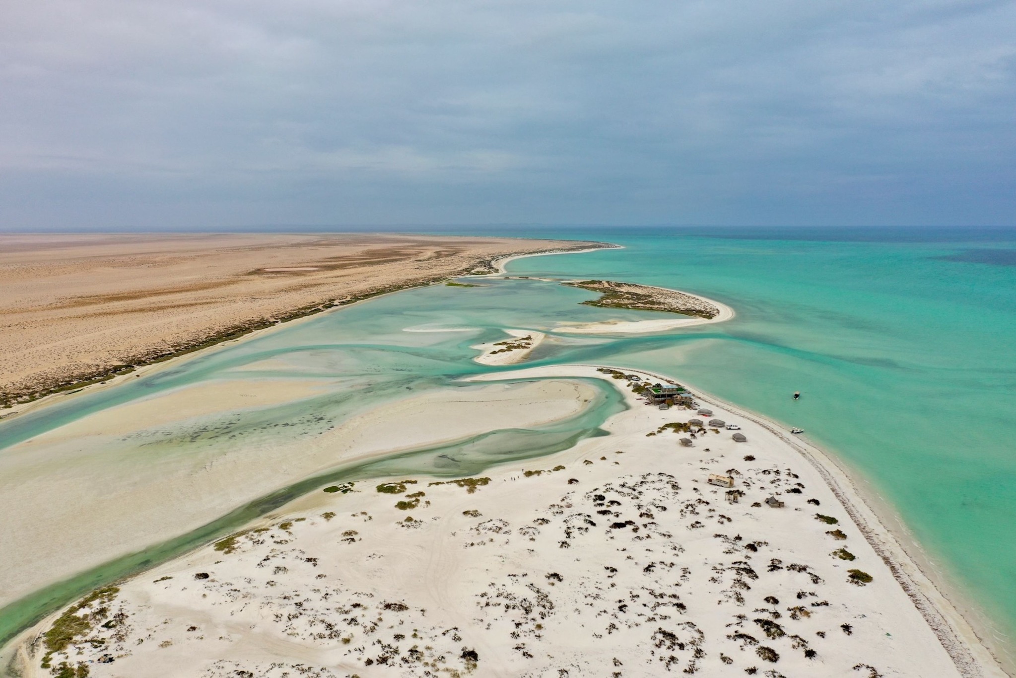 Vista aérea de bancos de arena y aguas turquesas en la costa de Omán
