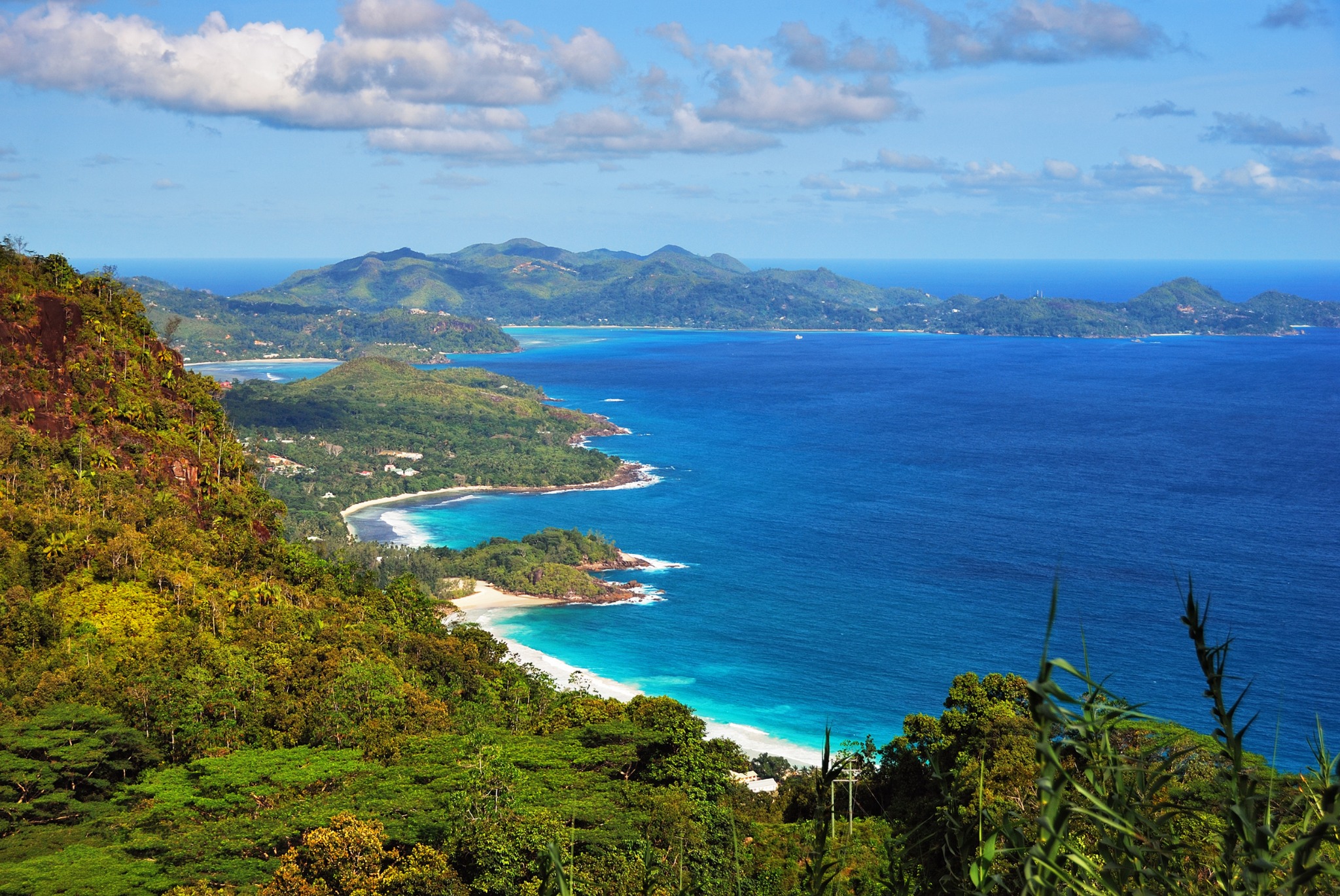 Costa montañosa de Mahé con playas y aguas turquesas en Seychelles