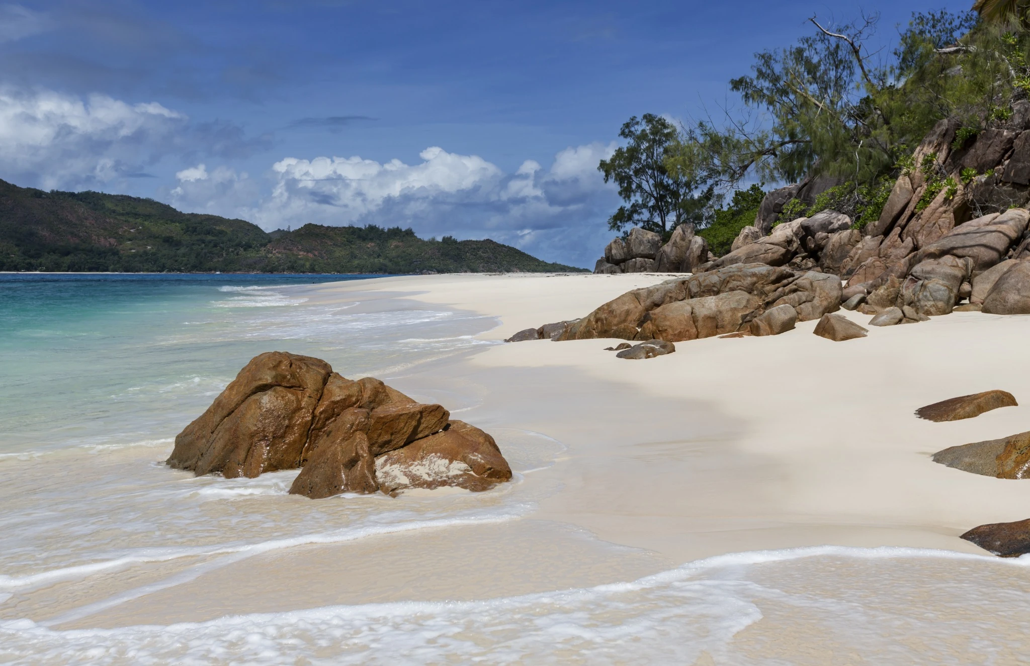 Playa de arena blanca y formaciones de granito en Seychelles