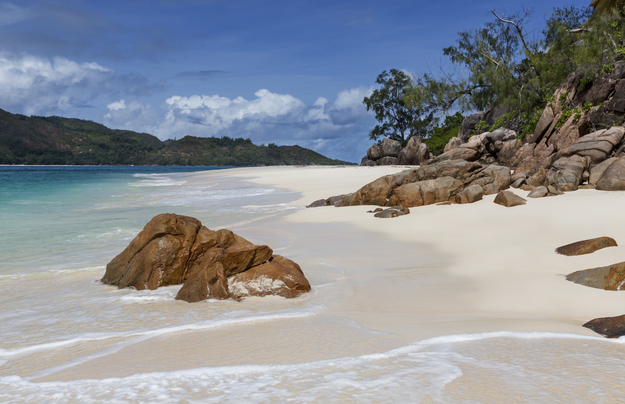 Playa de arena blanca y formaciones de granito en Seychelles