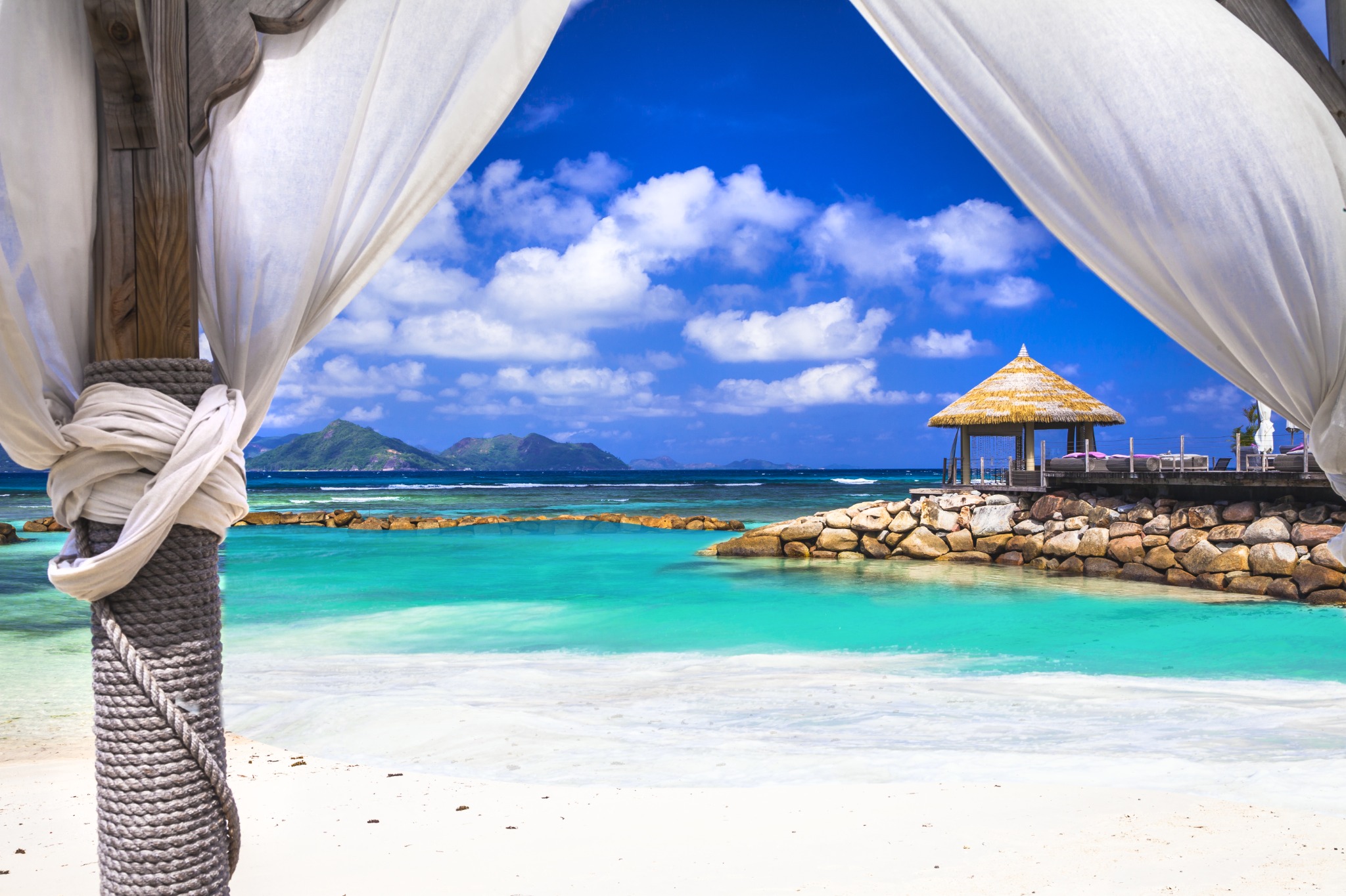 Playa tropical de aguas turquesas en Seychelles