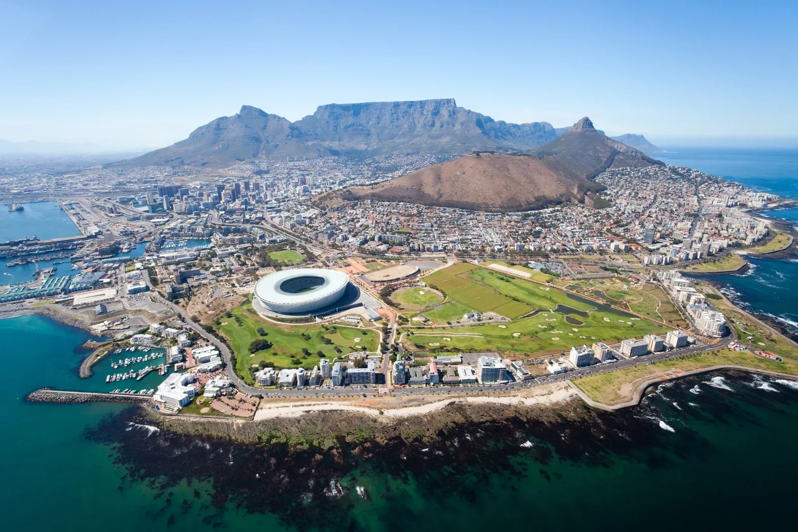 Vista aérea de Ciudad del Cabo con Table Mountain, el estadio y la costa atlántica