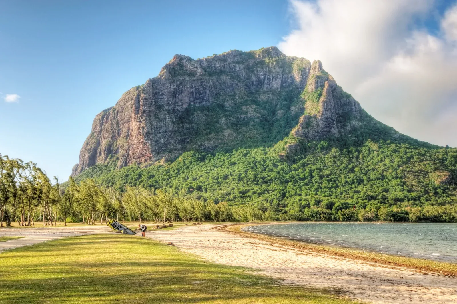 Montaña de Le Morne junto a la playa y la laguna en Mauricio