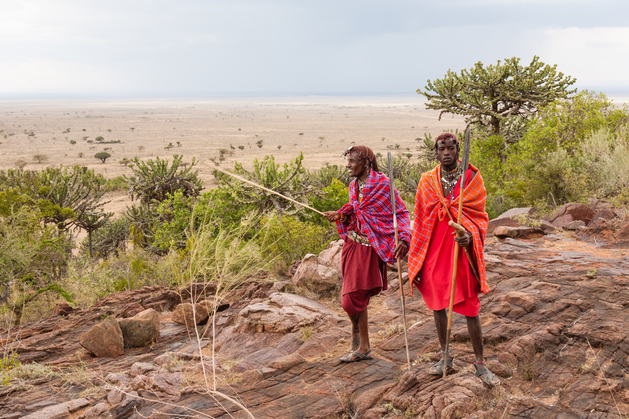 Dos hombres masái en un paisaje de sabana de Tanzania