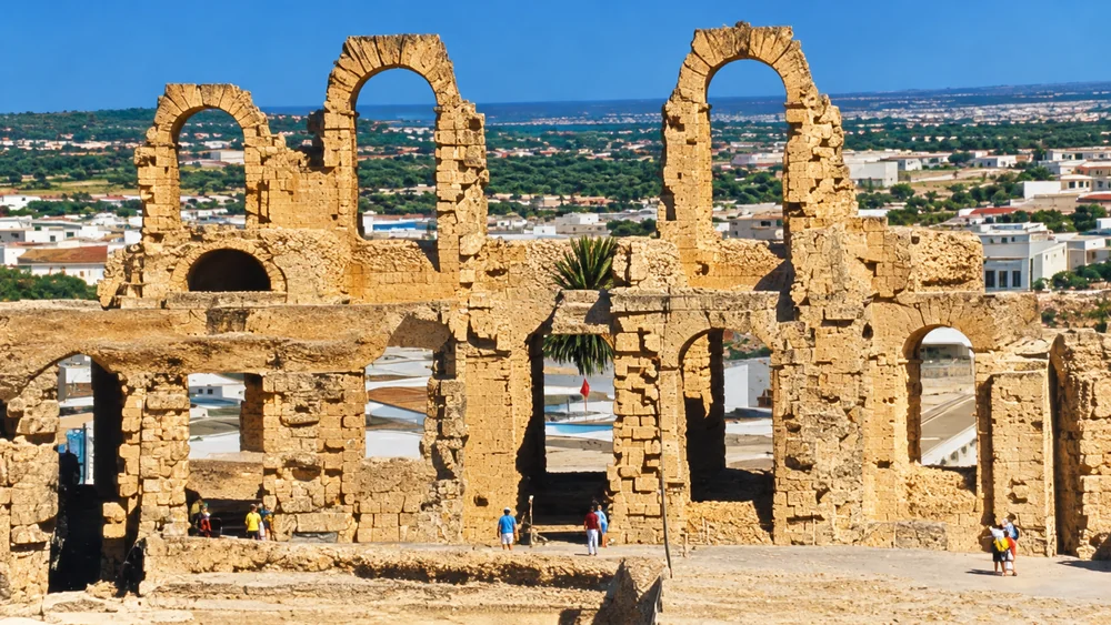 Interior del anfiteatro romano de El Jem, con sus grandes arcos de piedra