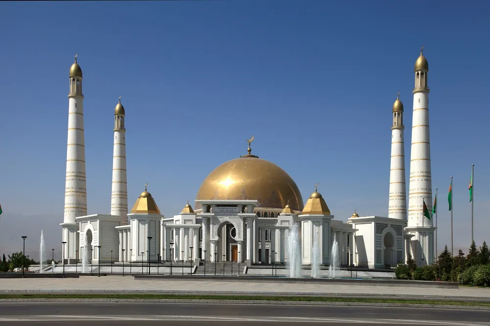 Cúpula dorada y minaretes de la mezquita de Turkmenbashí, cerca de Asjabad, Turkmenistán